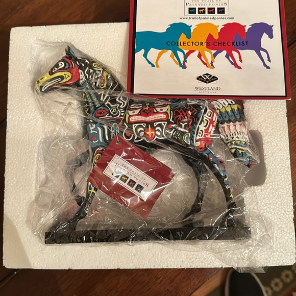 The Trail of the Painted Ponies “Spirit of the Northwest” Figurine - Picture 4 of 5